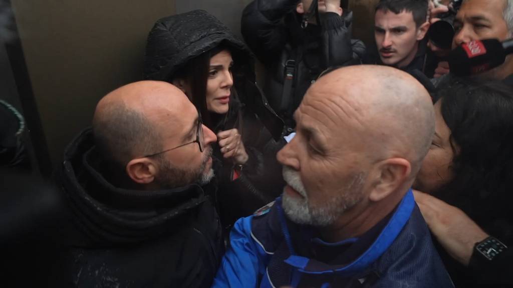 Unruhige Szenen in Sitten: Morettis werden von wütenden Angehörigen konfrontiert