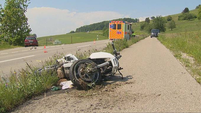 Motorradfahrer knallt in Auto