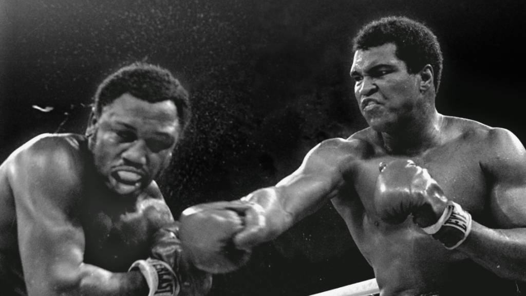 Muhammad Ali (rechts) und Joe Frazier boten sich mehrmals einen spektakulären Schlagabtausch