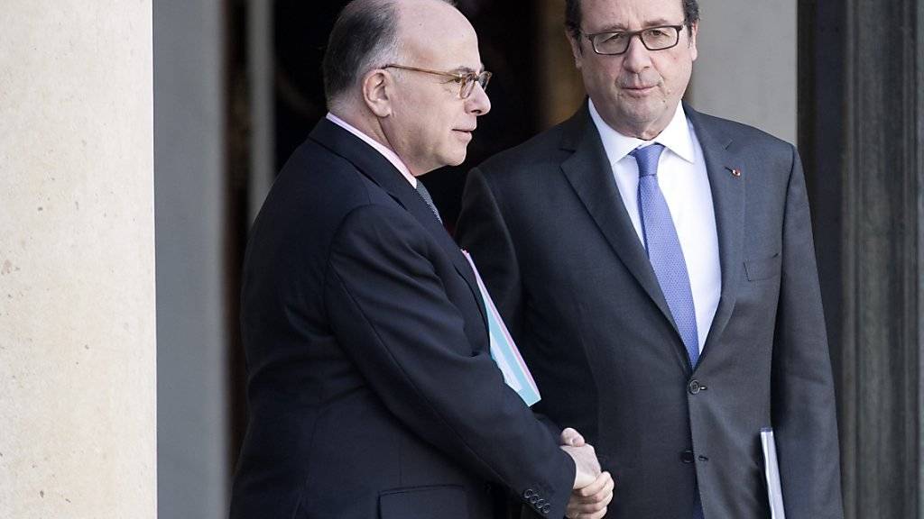 Premier Bernard Cazeneuve (links) und Staatspräsident François Hollande sind sich einig: Der Ausnahmezustand in Frankreich soll verlängert werden. (Archivbild).
