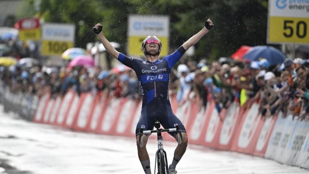 Der 22-jährige Franzose Romain Grégoire jubelt über den Etappensieg in Küssnacht am Rigi, seinem zweiten Triumph auf Stufe World Tour