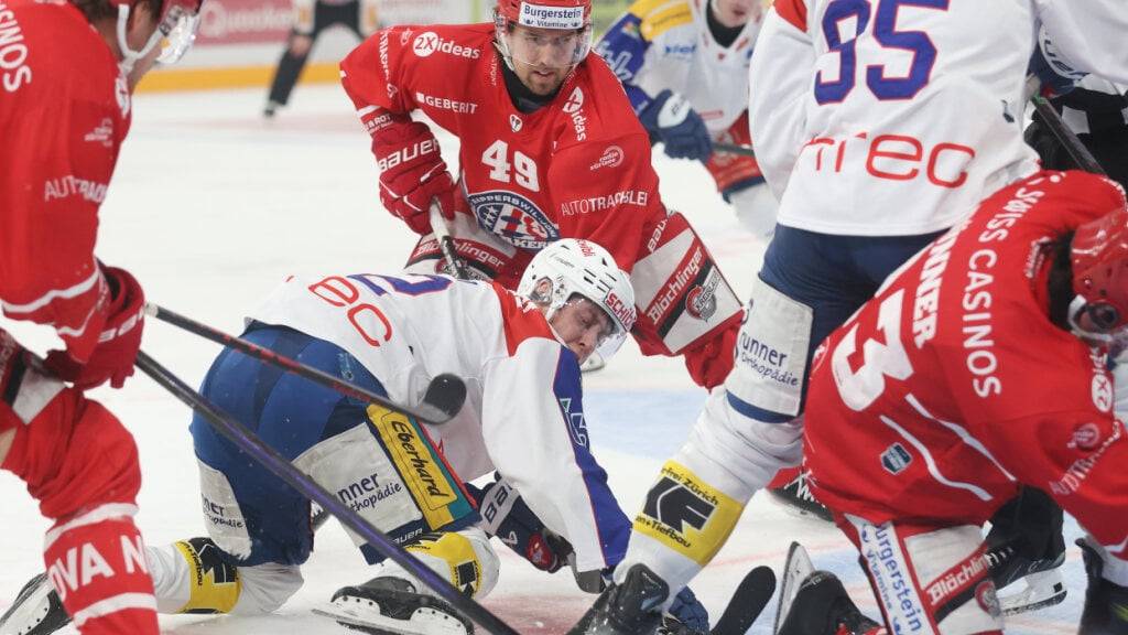 Die Rapperswil-Jona Lakers (in Rot) mühen sich gegen Kloten zu einem knappen Heimsieg