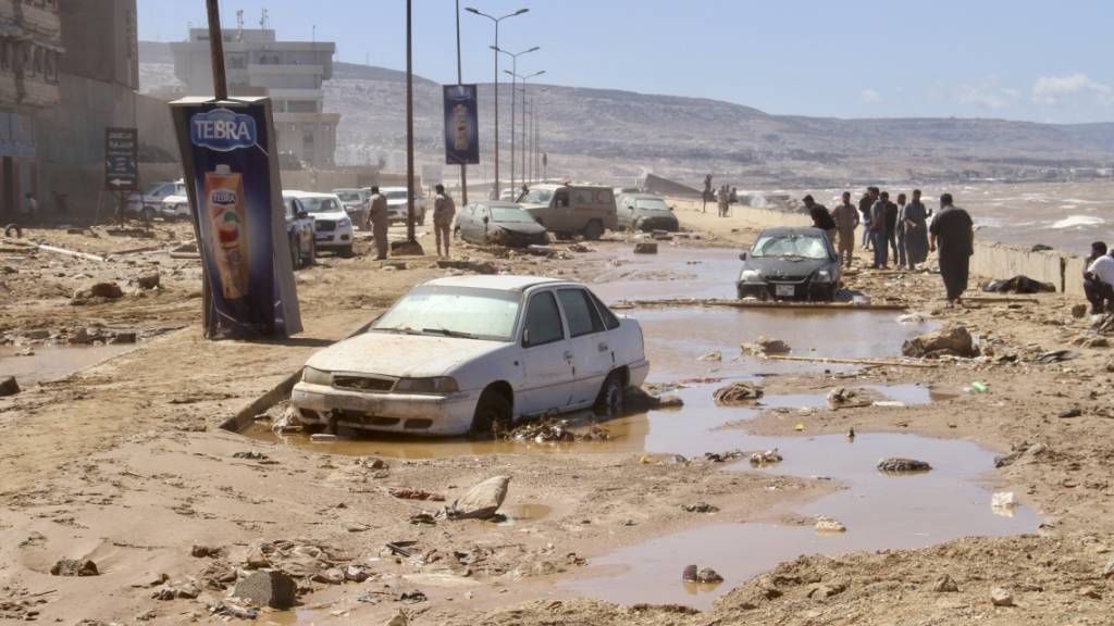 Suchmannschaften durchkämmen die Stadt Darna auf der Suche nach Opfern. Foto: Yousef Murad/AP