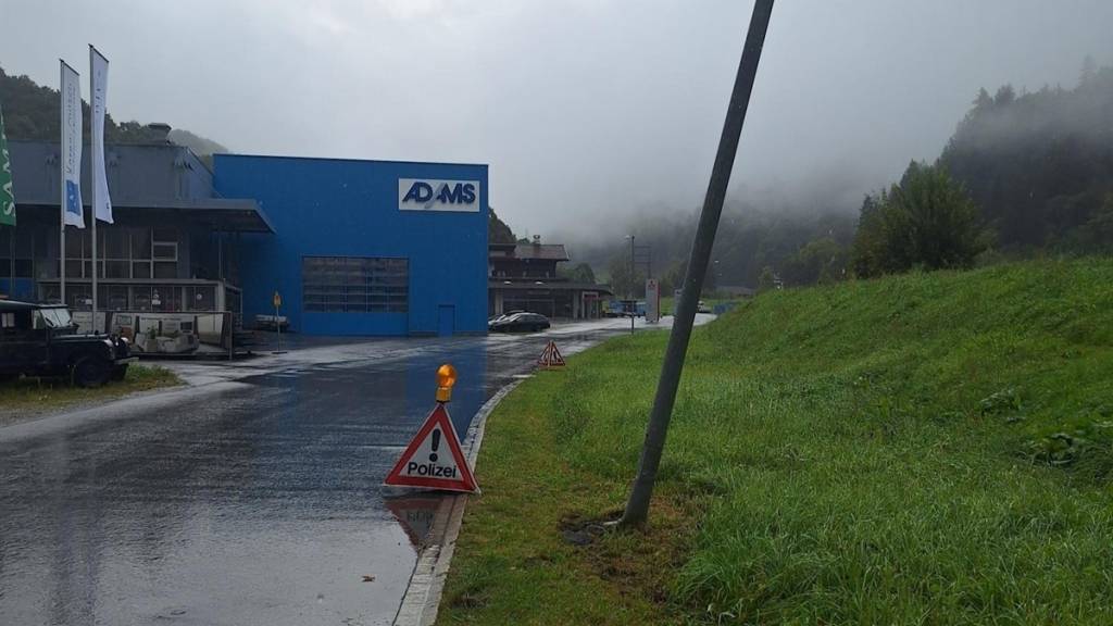 In diesen Kandelaber prallte das Auto zuerst, bevor es schliesslich in einer Wiese stehengelassen wurde.