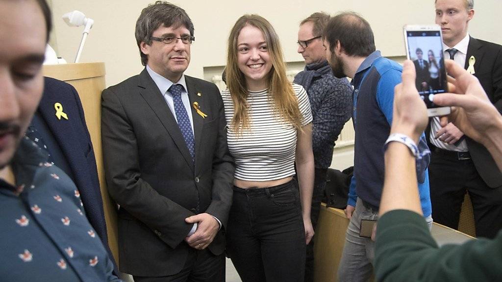 Warmer Empfang für Kataloniens abgesetzten Regionalpräsidenten Puigdemont (2. von links) an der Universität von Helsinki.