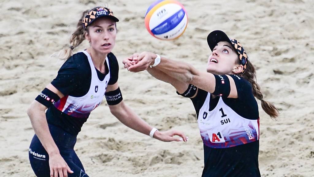 Tanja Hüberli (rechts) und Nina Brunner ziehen in Doha im zweiten Dreisatz-Match des Tages den Kürzeren. (Archivbild)