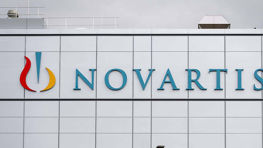 Der Basler Pharmakonzern Novartis hat im dritten Quartal 2021 sowohl den Umsatz als auch den Gewinn gesteigert. Unklar ist die Zukunft der Generika-Sparte Sandoz. Geprüft werden für Sandoz alle Optionen, von der Beibehaltung bis zur Trennung.(Archvibild)
