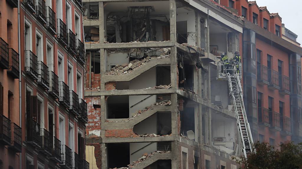 Feuerwehrleute arbeiten an dem beschädigten Gebäude in der Toledo Straße in Madrid. Foto: Manu Fernandez/AP/dpa