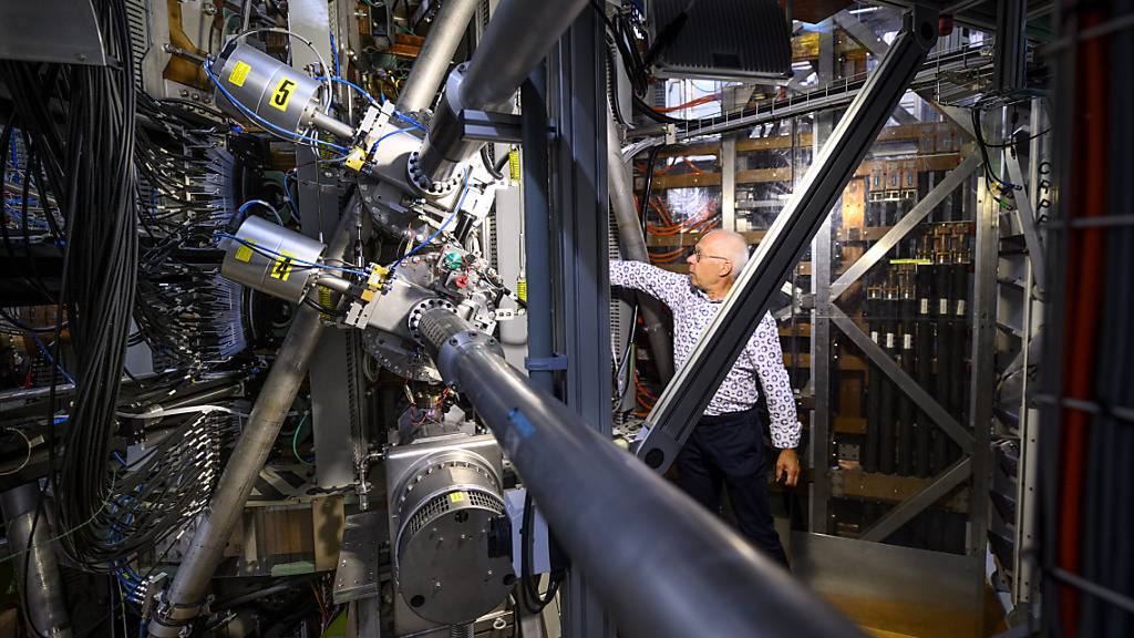 Yves Martin, Vizedirektor des Swiss Plasma Center an der EPFL zeigt den Fusionsreaktor Tokamak.
