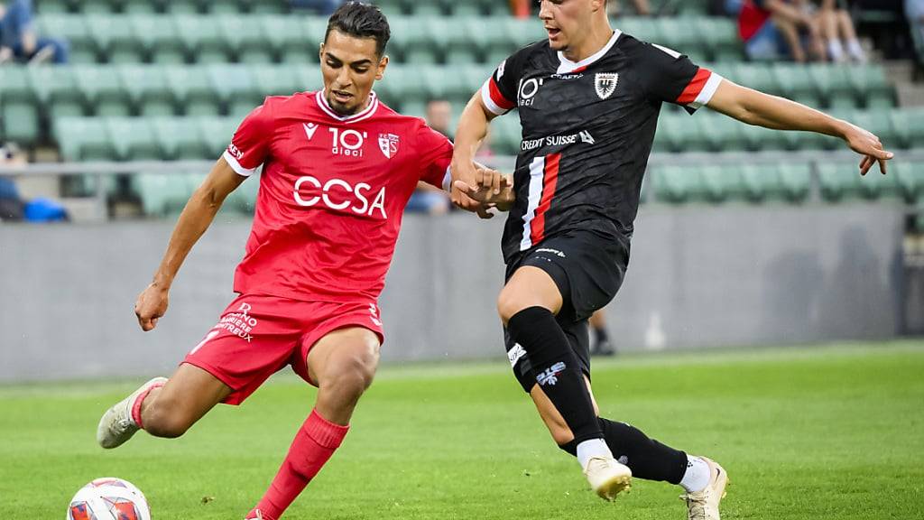 Jan Kronig (rechts) trägt künftig das Dress des FC Sion