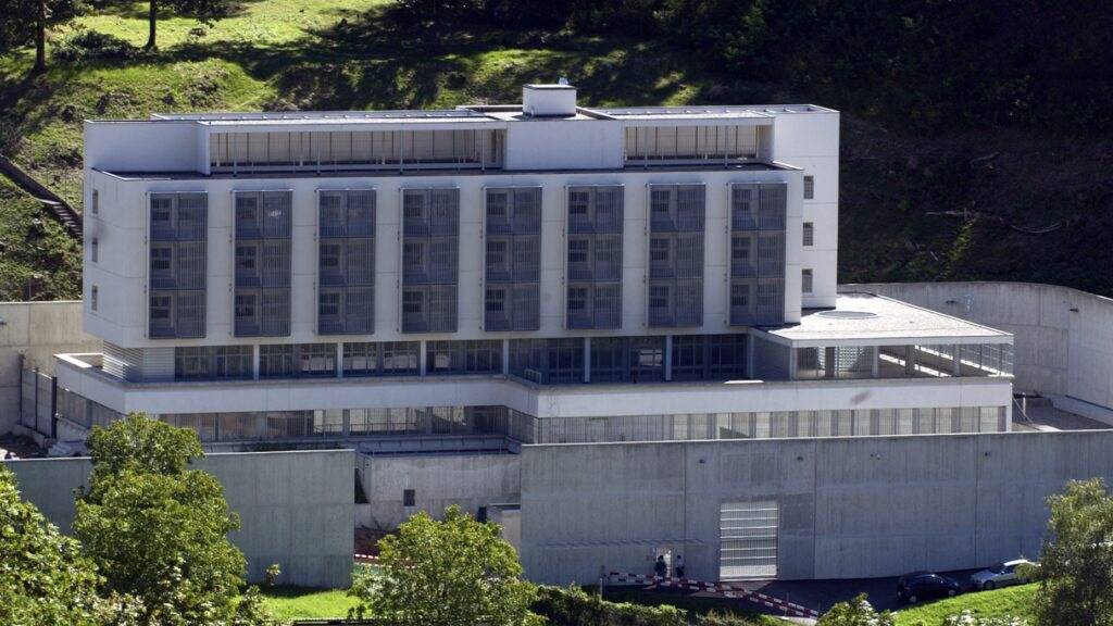 Beim direkt im Untersuchungsgefängnis La Farera (im Bild) verhandelten Prozess gegen eine Juwelenräuberbande wurden am Freitag mehrjährige Freiheitsstrafen verhängt. (Archivbild)