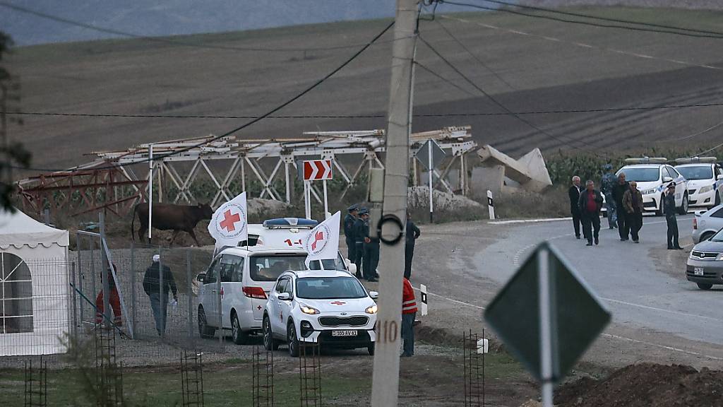 Nach der Eroberung des Gebietes Berg-Karabach im Südkaukasus durch Aserbaidschan wurden erste Flüchtlinge nach Armenien gebracht. Foto: Vasily Krestyaninov/AP/dpa