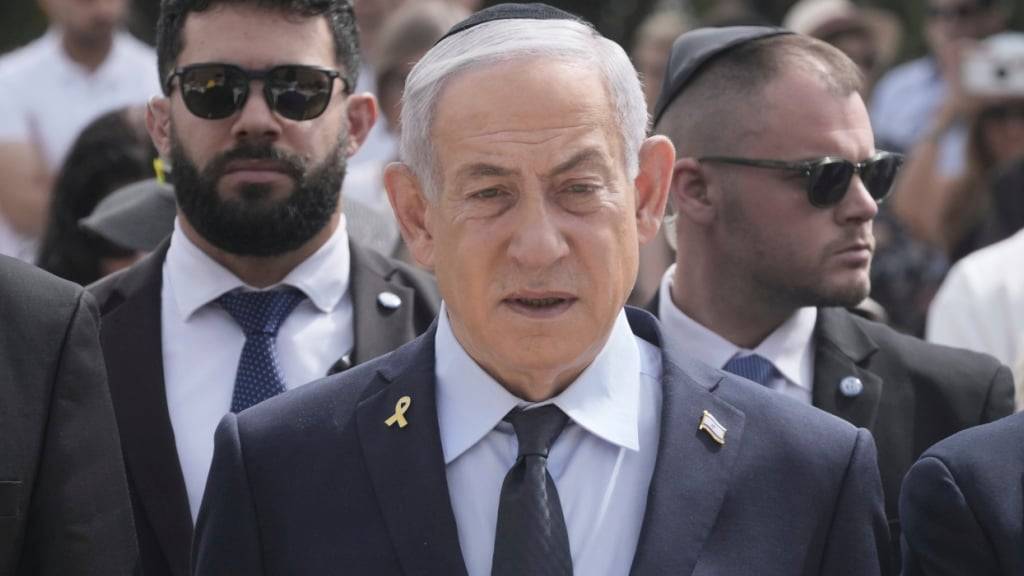 Der israelische Premierminister Benjamin Netanjahu nimmt an einer Zeremonie zum jährlichen Holocaust-Gedenktag in der Holocaust-Gedenkstätte Yad Vashem einen Kranz nieder. Die Menschen in Israel erinnern an die sechs Millionen jüdischen Opfer der deutschen Nationalsozialisten und ihrer Helfershelfer. Foto: Maya Alleruzzo/POOL AP/AP/dpa