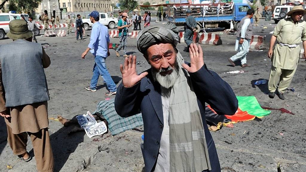 ein Mann zeigt seine Verzweiflung nach dem Selbstmordattentat mit mindestens 20 Toten in Kabul.