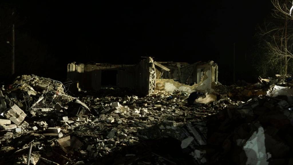 Reste eines zerstörtes Gebäudes stehen nach einem russischen Raketenangriff in dem Dorf Hroza. Foto: Alex Babenko/AP