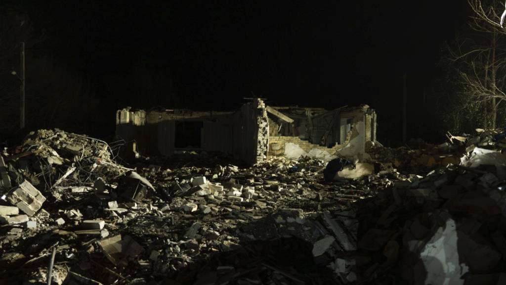 Reste eines zerstörtes Gebäudes stehen nach einem russischen Raketenangriff in dem Dorf Hroza. Foto: Alex Babenko/AP