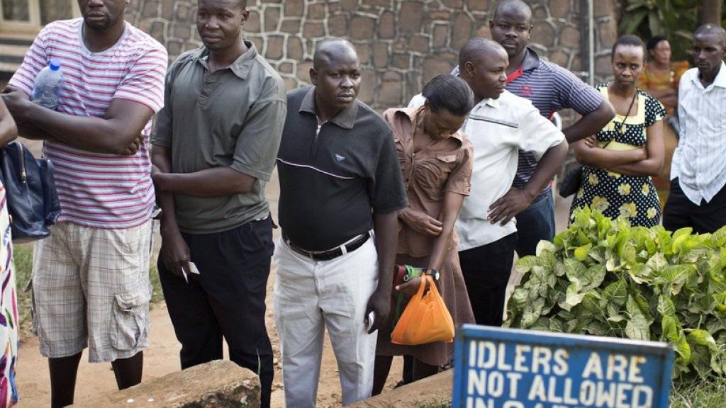 Wähler stehen in der Hauptstadt Kampala Schlange, um am Urnengang teilzunehmen.