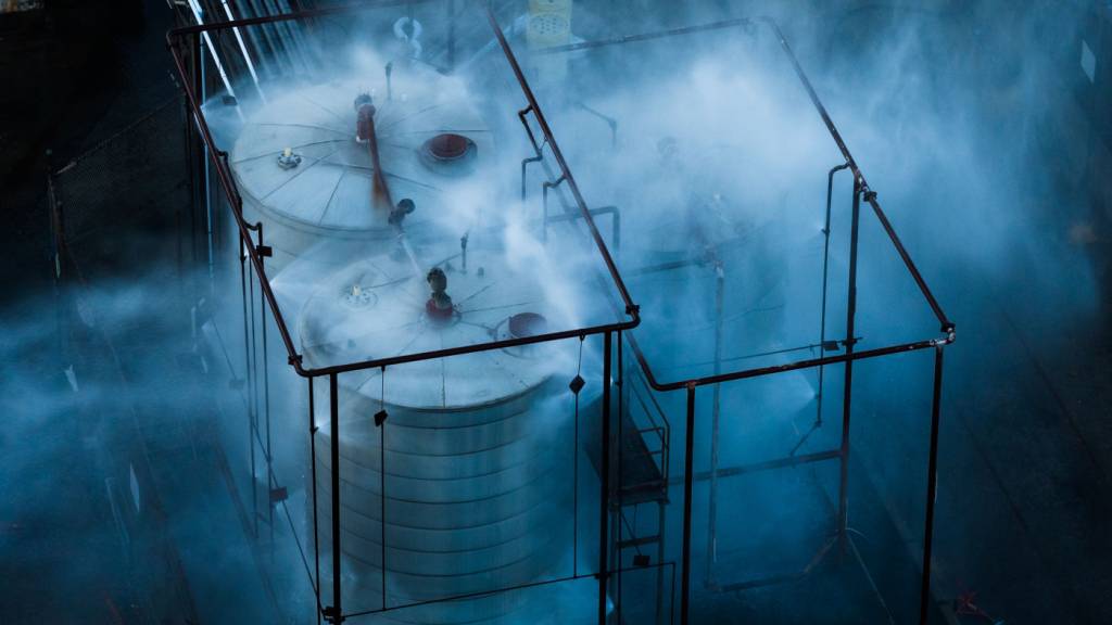dpatopbilder - Wasser wird auf einen Tank gesprüht, der sich in einem Luft- und Raumfahrtwerk überhitzt hat. Foto: Ethan Swope/AP/dpa