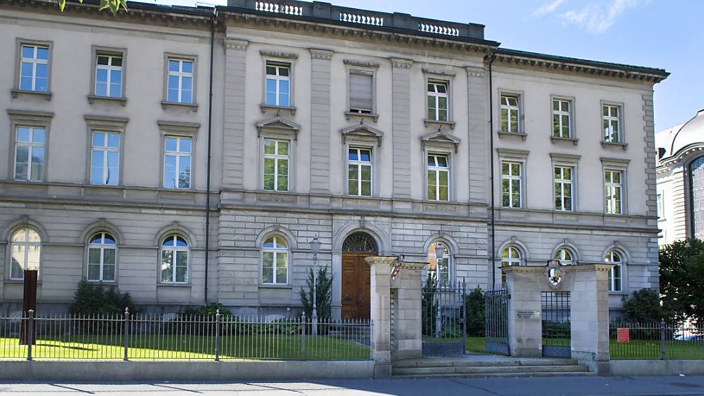Das alte Staatsgebäude in Chur diente ursprünglich dem Grossen Rat, dem Kantonsgericht und der Kantonalbank. Seit den Sechzigerjahren ist das Tiefbauamt untergebracht. Für rund 29 Millionen Franken soll es nun zum neuen Obergericht umgebaut werden. (Archivbild)