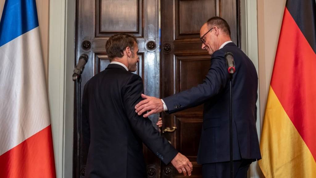 Bundeskanzler Friedrich Merz (CDU, r) empfängt Emmanuel Macron, Präsident von Frankreich, zum Besuch in der Villa Borsig, dem Gästehaus des Auswärtigen Amts. Foto: Michael Kappeler/dpa