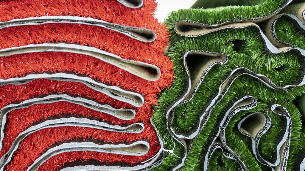 Deutsche Behörden haben in Lörrach die Einfuhr von mehr als 23 Tonnen verschmutzten Kunstrasens aus dem Stadion eines namentlich nicht genannten Schweizer Super League Clubs gestoppt. (Symbolbild)