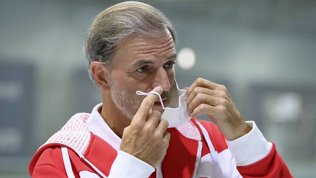 Der Schweizer Fed-Cup-Captain Heinz Günthardt macht es vor: In Biel waren Masken Pflicht, wenn man sich in der Halle bewegte