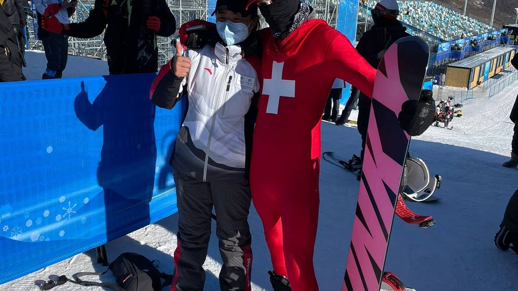 Snowboarder Nicolas Huber darf oft mit Chinesen Fotos machen in seinem Schweizer-Morphsuit.
