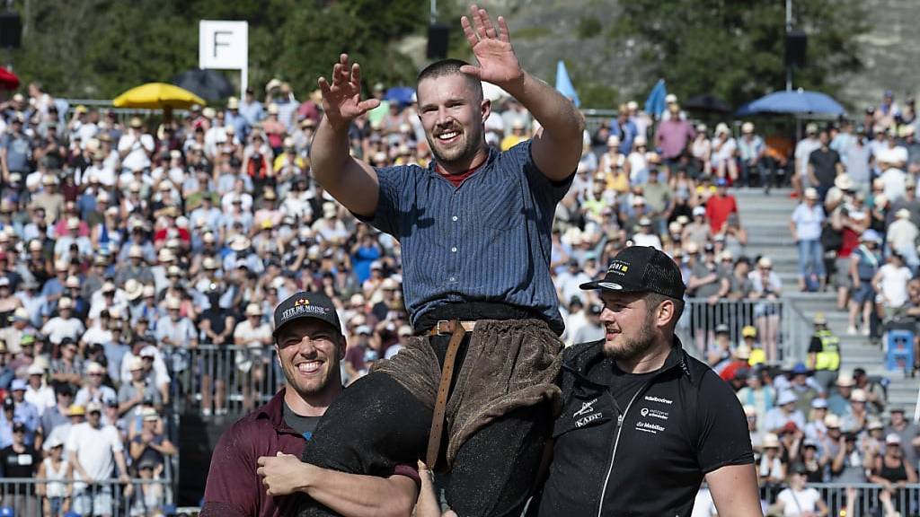 Fabian Staudenmann, Severin Schwander (rechts) und Lukas Renfer (links) nehmen am Jubiläumsschwingfest in Appenzell teil.