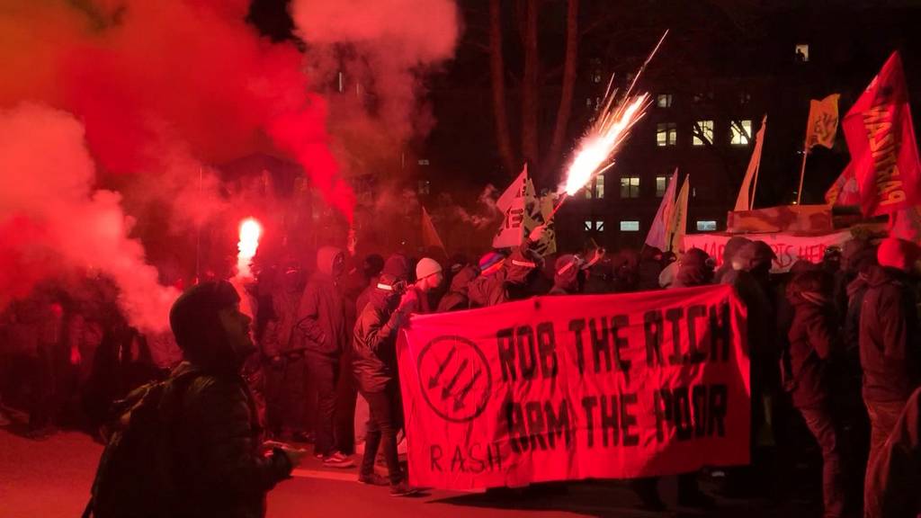 Anti-WEF-Demo: Polizist durch Petarde am Auge verletzt