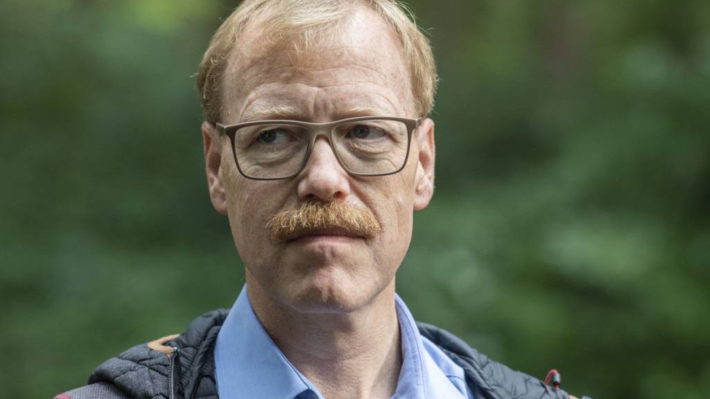 Der Zuger Regierungsrat Andreas Hostettler (FDP) geht davon aus, dass das Schweizer Asylsystem mit einer flächendeckenden Einführung der Bezahlkarte an Attraktivität verlieren wird. (Archivaufnahme)