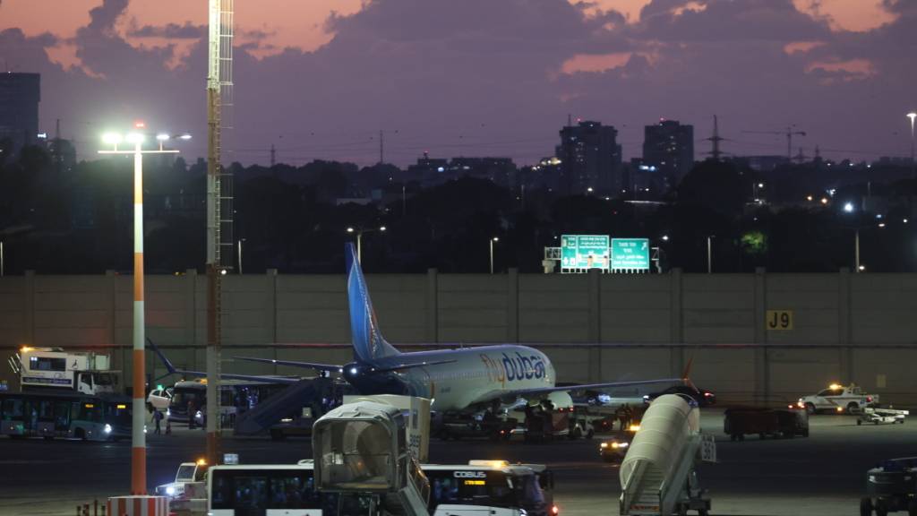 Ein Ersatzflugzeug von Flydubai landet auf dem Flughafen Ben Gurion. Foto: Gil Cohen-Magen/dpa