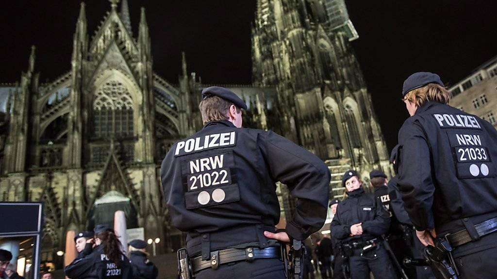 Polizei in Köln verstärkt nach Drohungen Präsenz - trotzdem wurden mehrere Ausländer bei Angriffen verletzt. (Archiv)