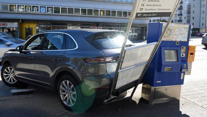 Betrunkener fährt in Lieferwagen und rammt Bushaltestelle