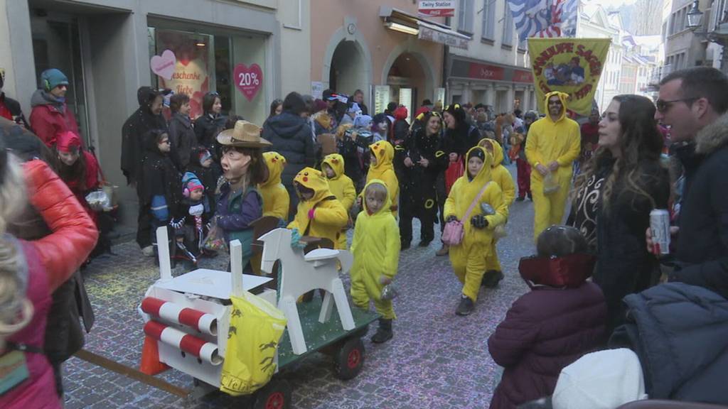 Luzerner Polizei verteilt Armbänder für Kinder an Fasnacht