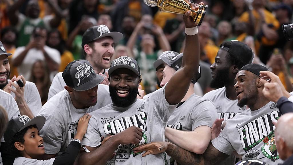 Die Spieler der Boston Celtics feiern den Sieg in der Halbfinal-Serie gegen die Indiana Pacers