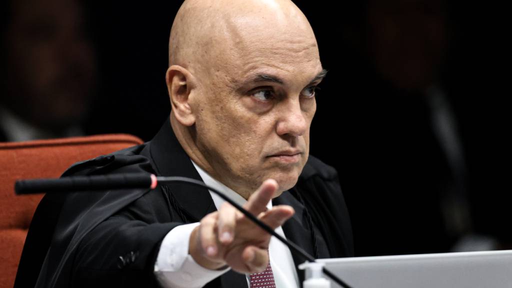 ARCHIV - Alexandre de Moraes, Richter am Obersten Gericht Brasiliens (STF), während einer Sitzung zur Urteilsberatung im Prozess gegen Brasiliens Ex-Präsidenten Bolsonaro und sieben Mitangeklagte. Dem ehemaligen Staatschef und den Mitangeklagten wird ein versuchter Staatsstreich nach der Wahl 2022 vorgeworfen. Foto: Marcelo Camargo/Agencia Brazil/dpa