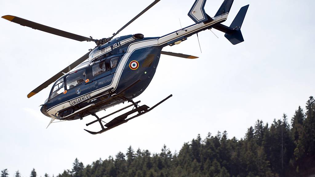 ARCHIV - Ein Hubschrauber der Gendarmerie fliegt am 29.03.2015 in Seyne Les Alpes, Frankreich, über einen Sportflughafen. Foto: picture alliance / dpa