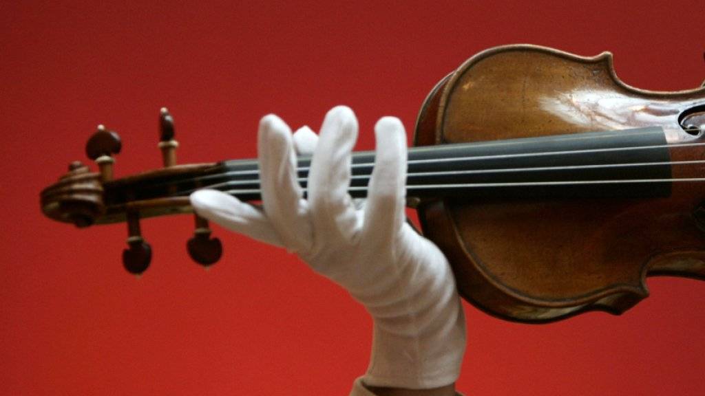 Eine wertvolle Geige wie diese Stradivari wurde am Bahnhof Genf gestohlen. (Archivbild)
