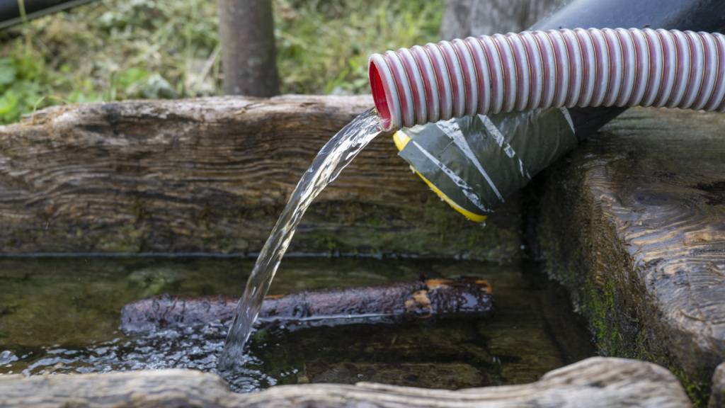 Die Dürre macht sich auch in Graubünden bemerkbar. In rund zwanzig Gemeinden wurden Massnahmen ergriffen, die vom Abschalten der Brunnen bis hin zu Aufforderungen zum sparsamen Umgang mit Wasser reichen. (Symbolbild)