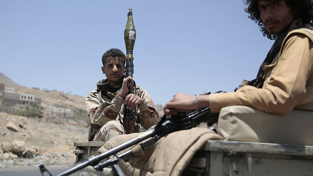 Huthi-Kämpfer mit ihren Waffen im Jemen: Die Hilfsorganisation Oxfam fordert die Staatengemeinschaft auf, den Konflikt nicht mit Waffenlieferungen zu befeuern. (Archivbild)
