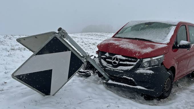 Auto kollidiert in Beromünster mit Verkehrsschildern