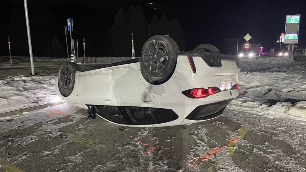 Der BMW des Typs 120 landete beim Unfall auf dem Dach.