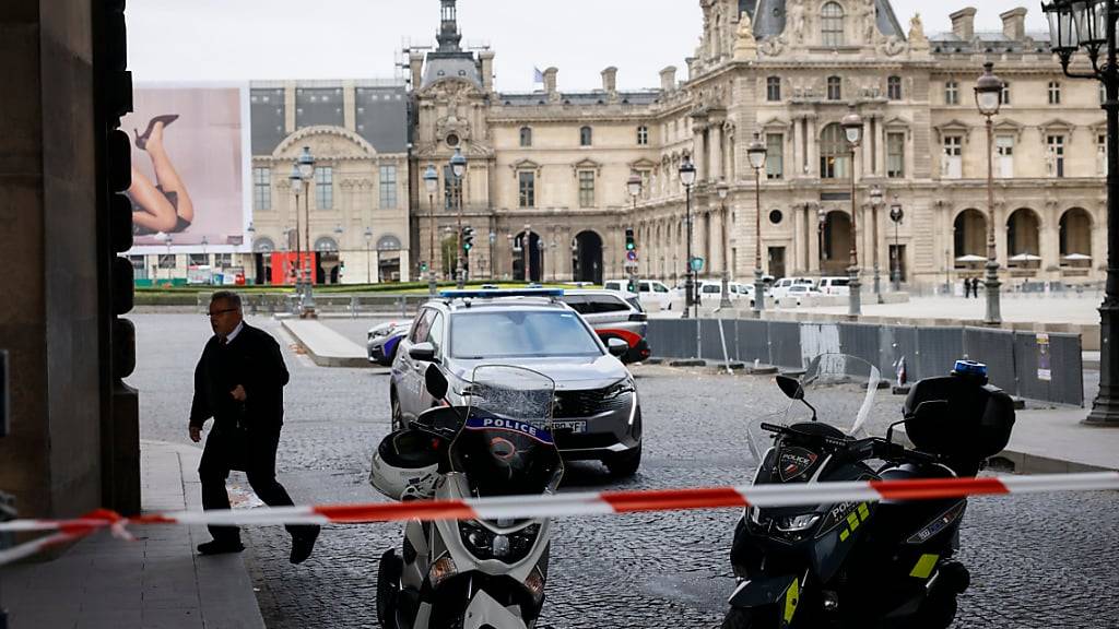 Polizeibeamte stehen vor dem Louvre Wache, der wegen einer Bombendrohung geräumt worden. Der Pariser Louvre ist laut Medienberichten am Samstag (14.10.2023) wegen einer Bombendrohung geräumt worden. Foto: Thomas Padilla/AP/dpa