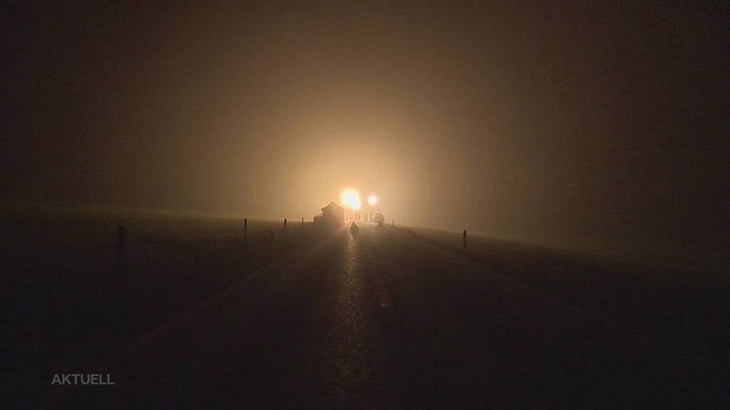 Verheerendes Manöver: In Remetschwil überholt ein Autofahrer bei Nebel und tötet einen jungen Töfffahrer.