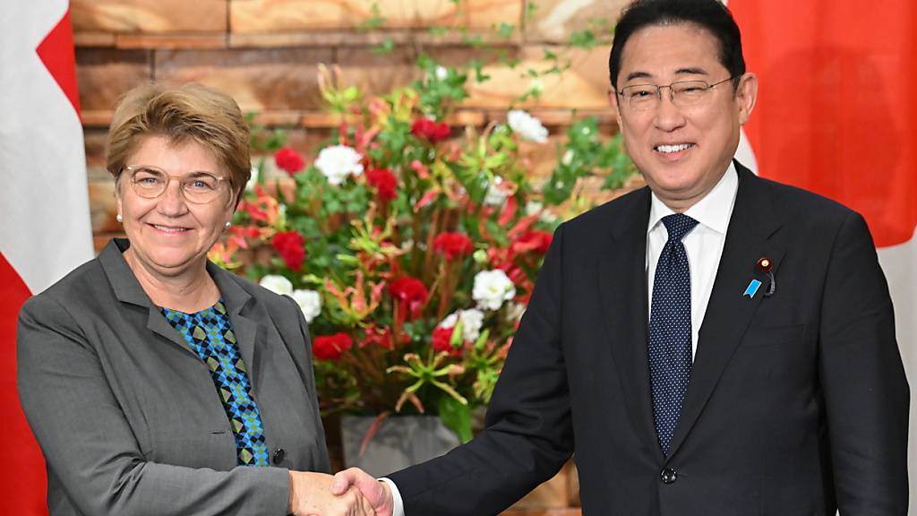 Bei ihrem Präsidialbesuch in Japan traf Bundespräsidentin Viola Amherd (links) am Mittwoch in Tokio Premierminister Fumio Kishida.