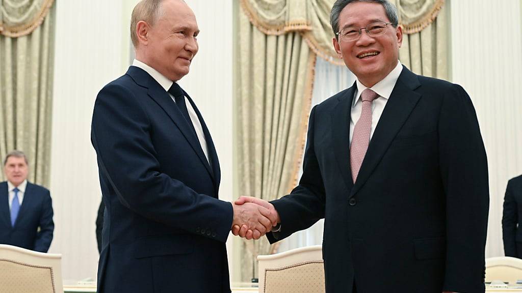 HANDOUT - Der russische Präsident Wladimir Putin (l) und der chinesische Ministerpräsident Li Qiang (r). Foto: Alexey Filippov/Pool Sputnik Kremlin/AP/dpa - ACHTUNG: Nur zur redaktionellen Verwendung und nur mit vollständiger Nennung des vorstehenden Credits