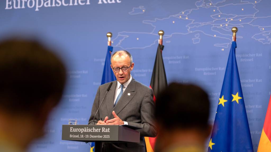 Bundeskanzler Friedrich Merz (CDU) spricht bei der Pressekonferenz nach dem EU-Gipfel. Topthemen waren die Frage, ob künftig in der EU eingefrorene Vermögenswerte der russischen Zentralbank zur Unterstützung der Ukraine genutzt werden können und das Mercosur Abkommen. Foto: Michael Kappeler/dpa