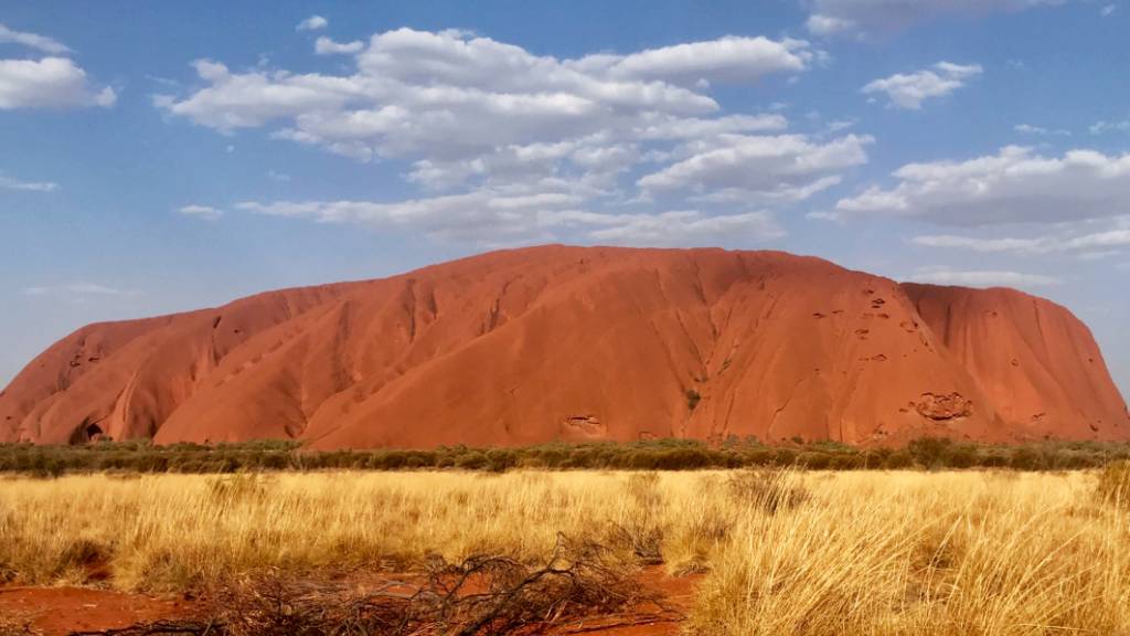 Der Uluru, 348 Meter hohen Felsen mitten in der australischen Wüste, der früher unter dem Namen «Ayers Rock» bekannt war. 