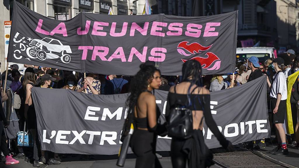 Gegen Transphobie und Rechtsextremismus gingen in Genf am Samstag rund 600 Menschen lautstark auf die Strasse.