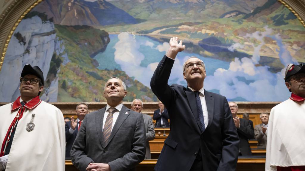 Der neue Bundespräsident Guy Parmelin (zweiter von rechts) und der neue Bundesrats-Vizepräsident Ignazio Cassis (zweiter von links) nehmen nach der Wahl den Applaus der Vereinigten Bundesversammlung entgegen.